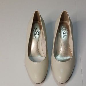 Life Stride Pumps. Ivory 7WW